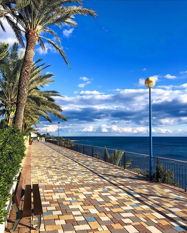 Promenade côtière Punta Prima, Minorque, Espagne