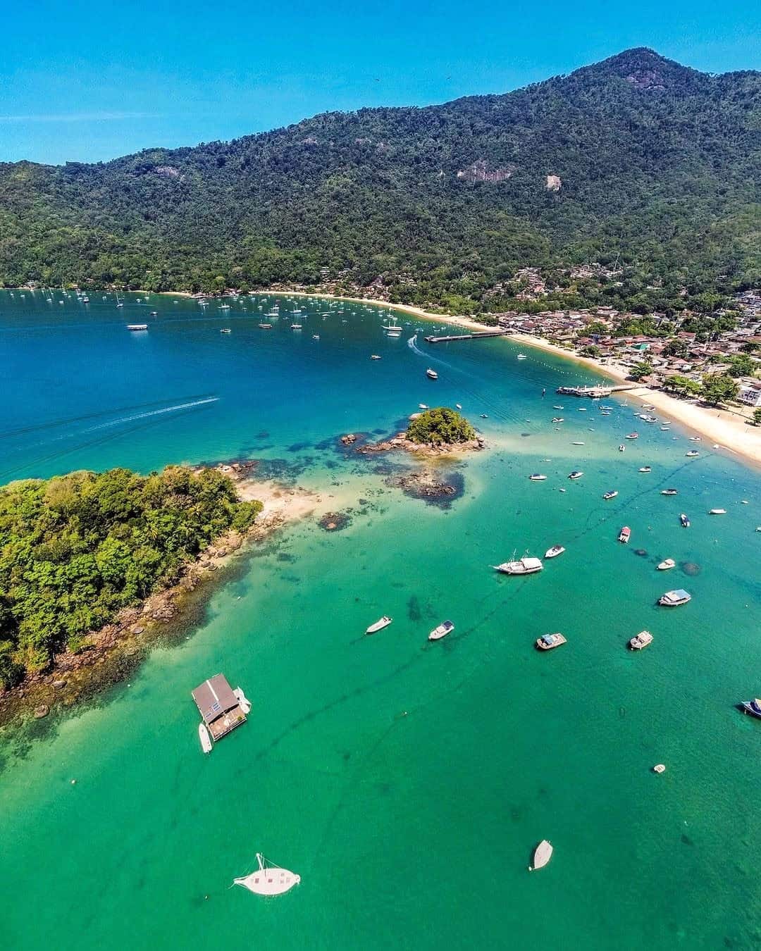 Vila do Abraão, Ilha Grande Vila do Abraão, Ilha Grande